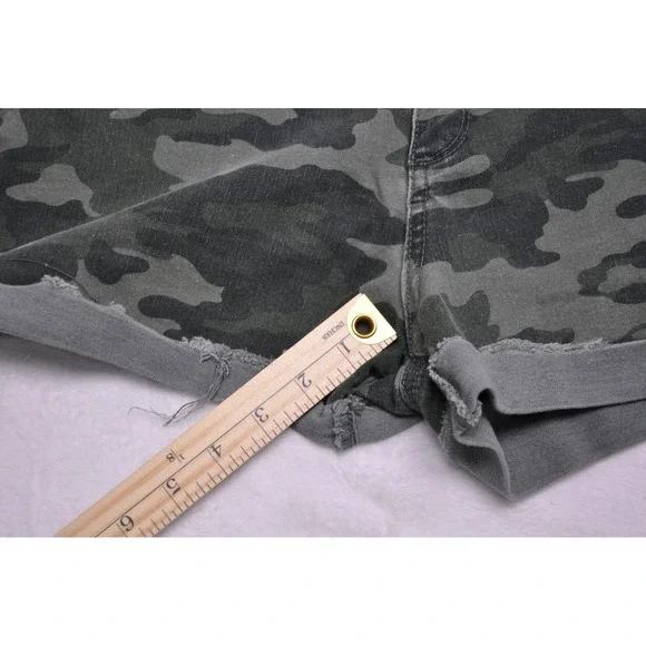 Universal Thread Shorts Womens 10 Camo Green High Rise Frayed Hem Casual Denim - Picture 7 of 7